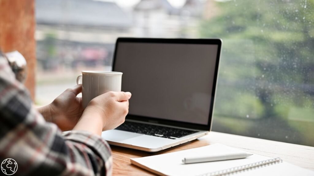 12 remote jobs that let you travel full time (no degree needed) (5)