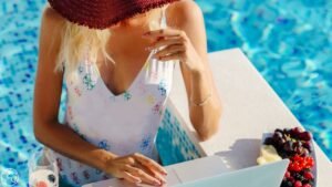 12 remote jobs that let you travel full time (no degree needed) (6)
